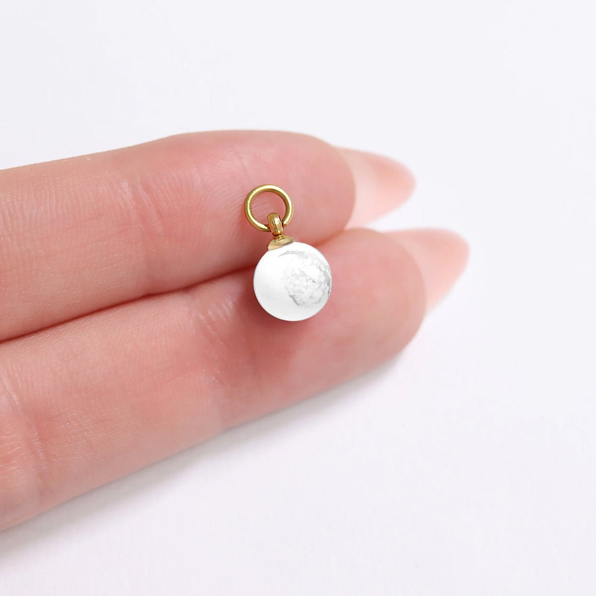 Charm - Anhänger mit Perle aus Howlith - 8 mm - PerlineBeads SA