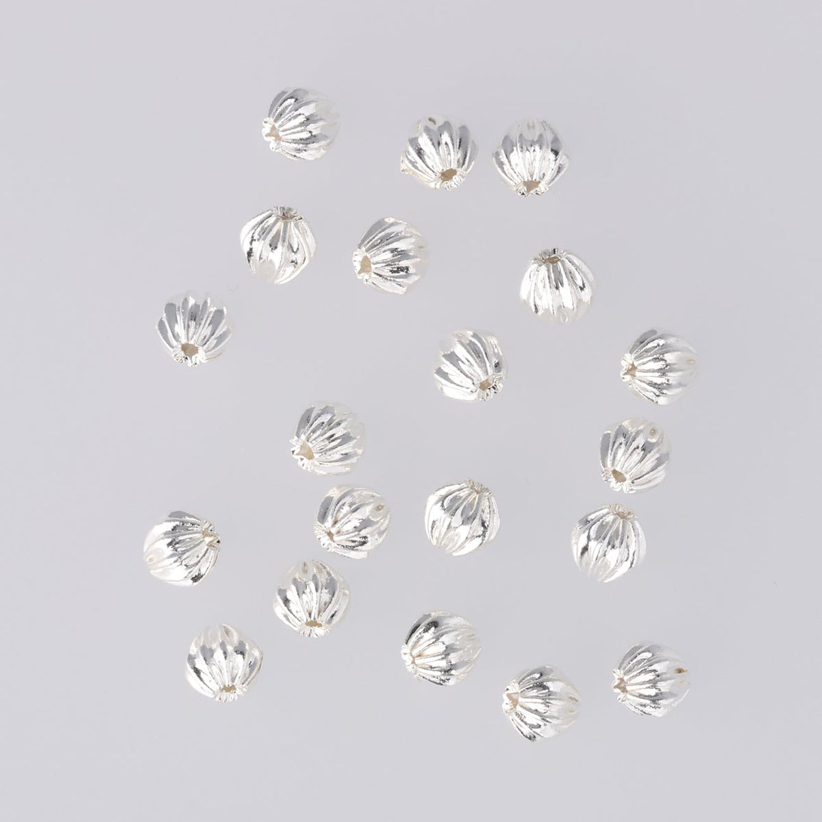 Runde gewellte Metallperle ∅ ca. 4 mm - Versilbert (20 Stk.) - PerlineBeads SA