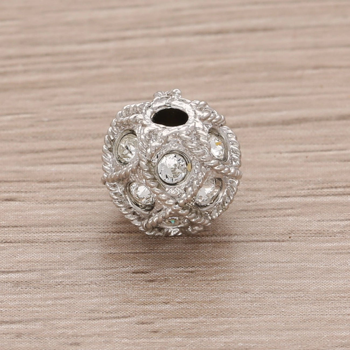 Runde Metallperle 10 mm rhodiniert mit 15 Swarovski® Kristalle - PerlineBeads SA