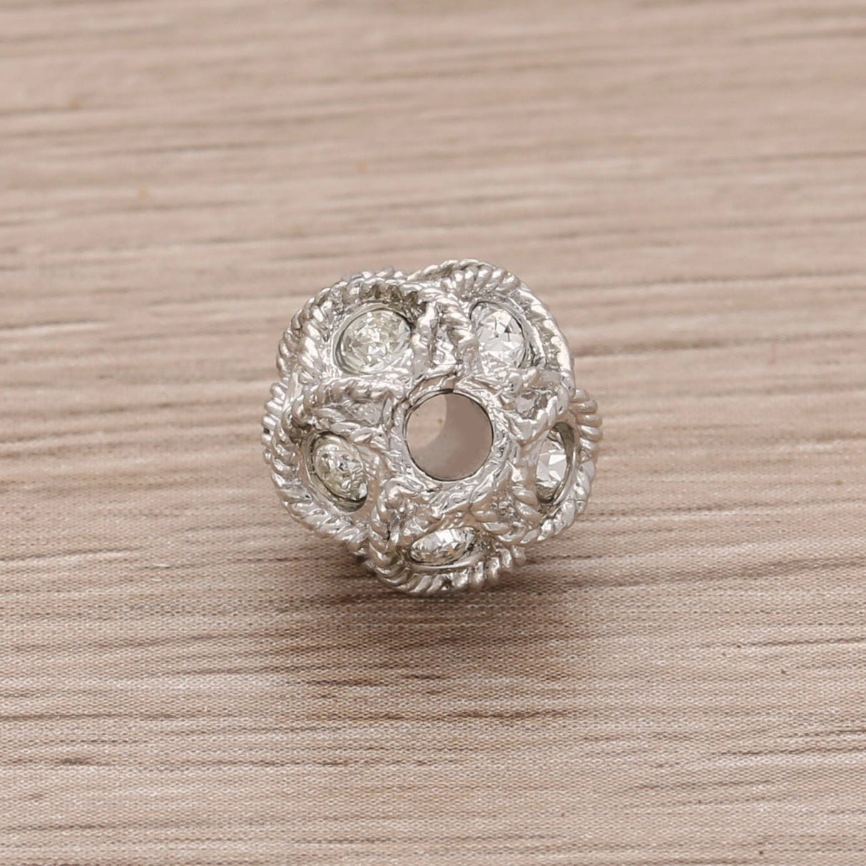 Runde Metallperle 10 mm rhodiniert mit 15 Swarovski® Kristalle - PerlineBeads SA