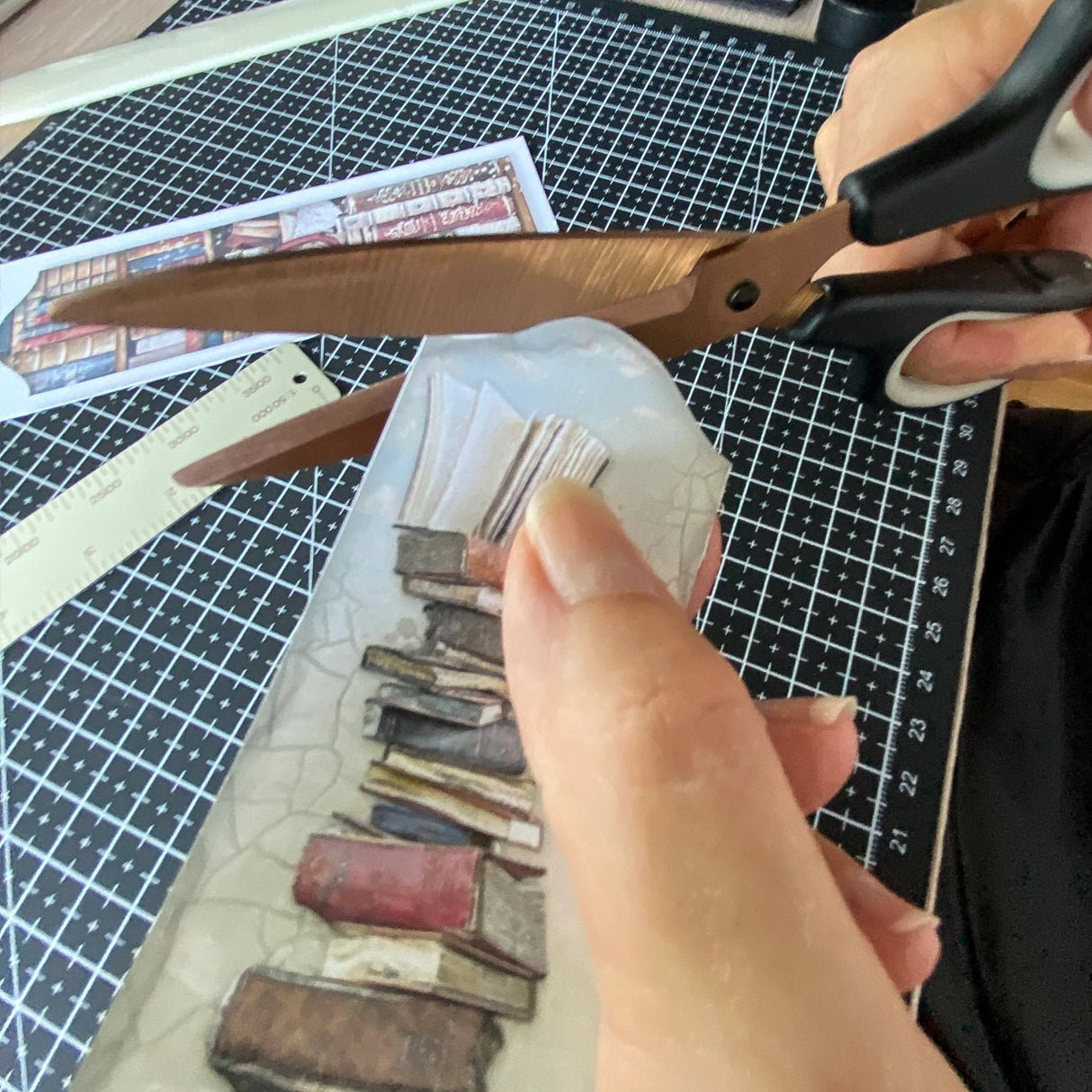 Stamperia Dual Sharp Schere – Titanklinge mit Antihaftbeschichtung - PerlineBeads SA