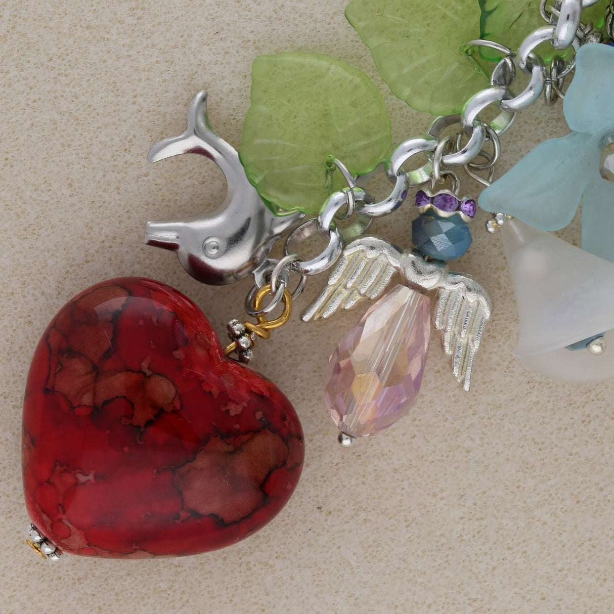 Engelsflügel im tibetischen Stil mit Herz – Farbe Silber - PerlineBeads