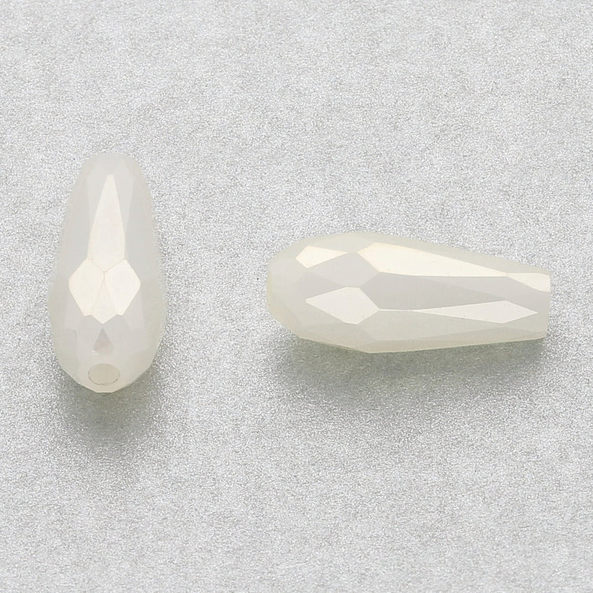 Facettierte Tropfen 15 x 6 mm – White Smoke - PerlineBeads