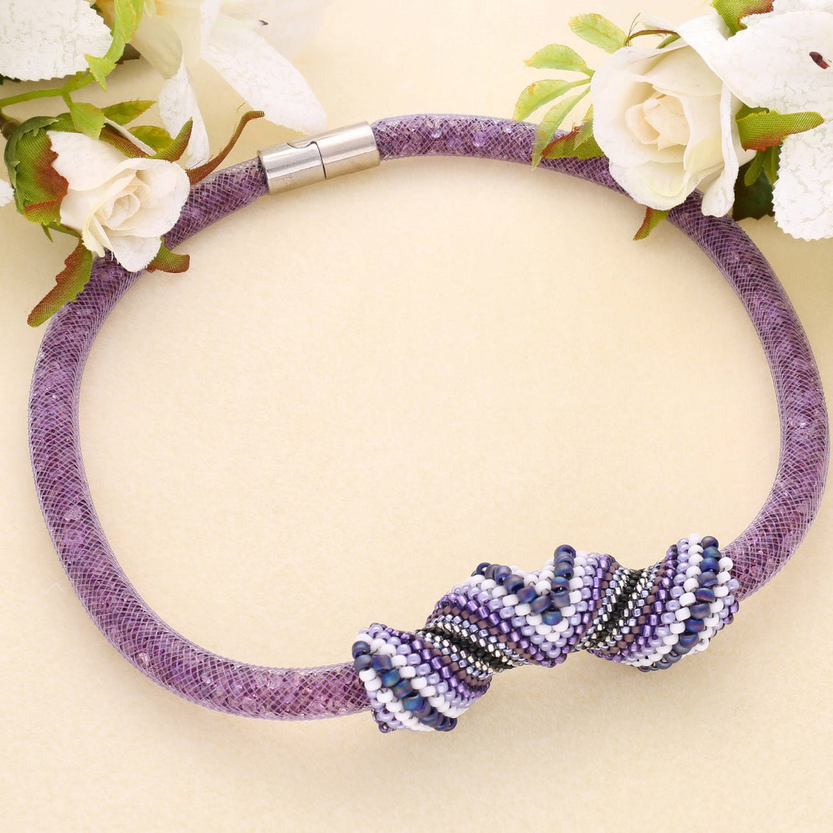 Halskette, röhrenförmig mit funkelnden Kristallen – Farbe Amethyst - PerlineBeads