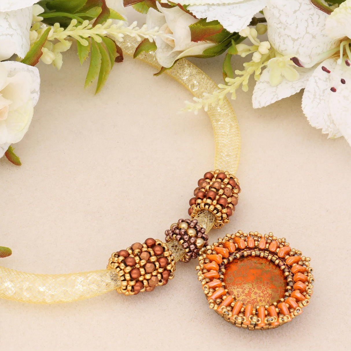 Halskette. röhrenförmig mit funkelnden Kristallen – Farbe Beige - PerlineBeads