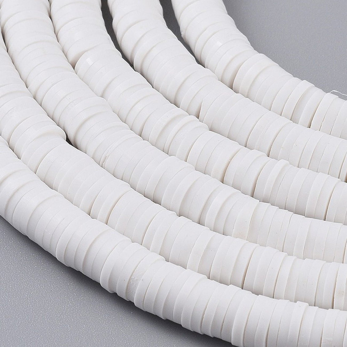 Heishi-Perlen aus Polymerpaste 6 mm – White - PerlineBeads