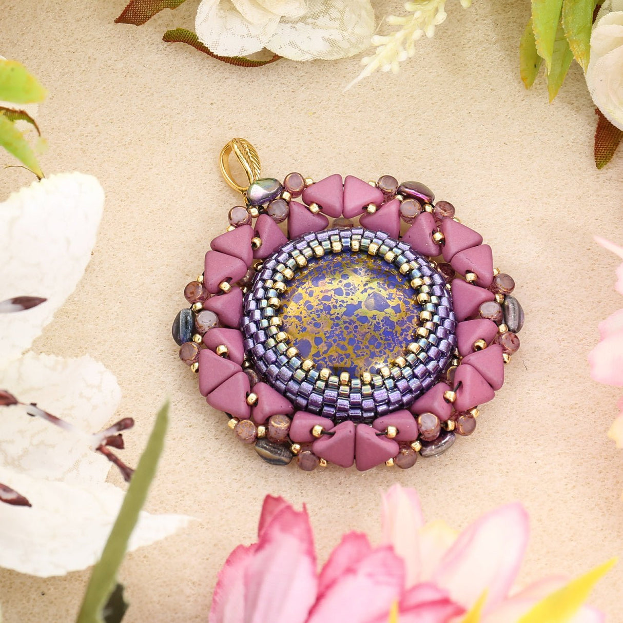 Bianca Anhänger-Bastelset: Cabochon mit Delica & Khéops Perlen - PerlineBeads