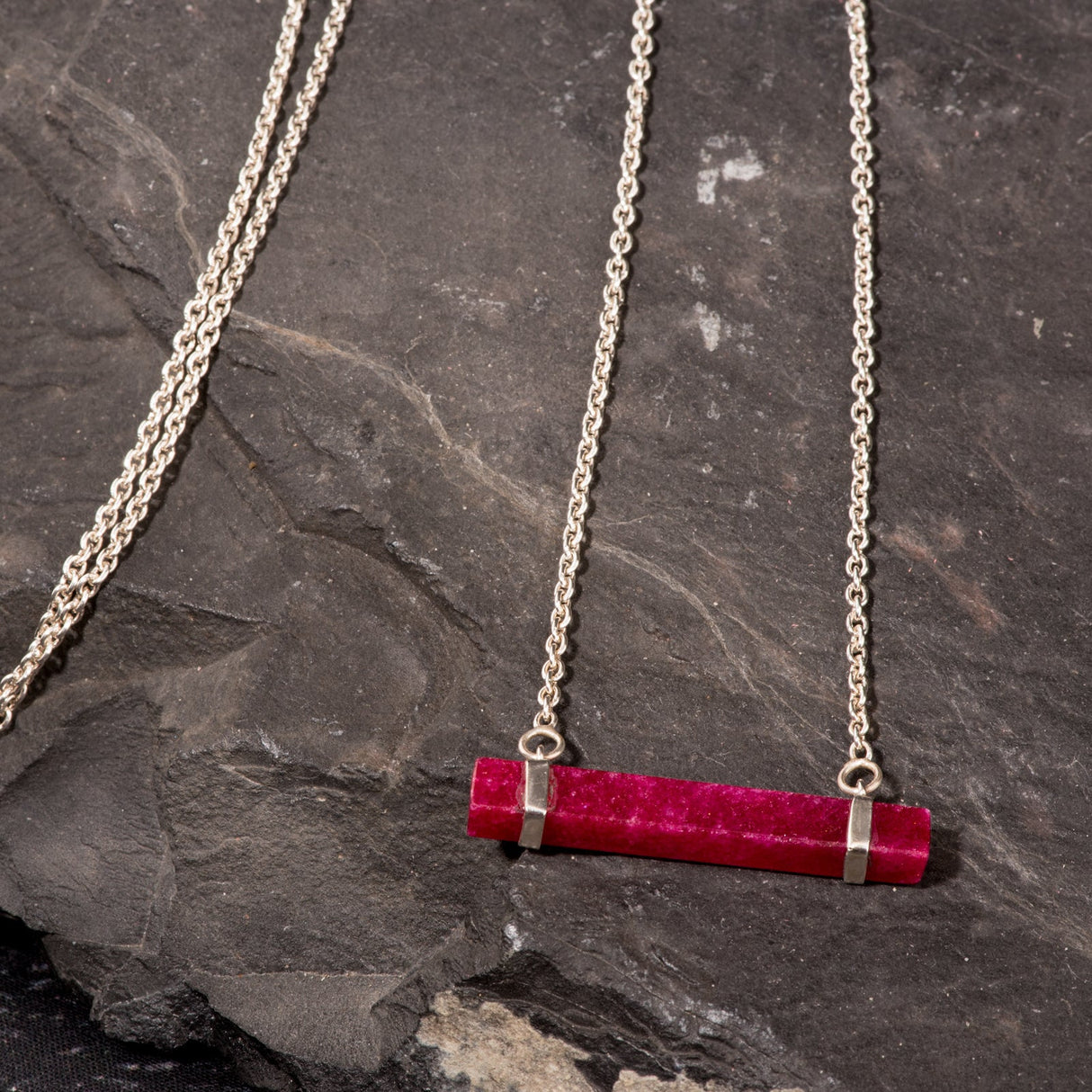 Lange Halskette Gaia, Sterling Silber und Rubin - PerlineBeads