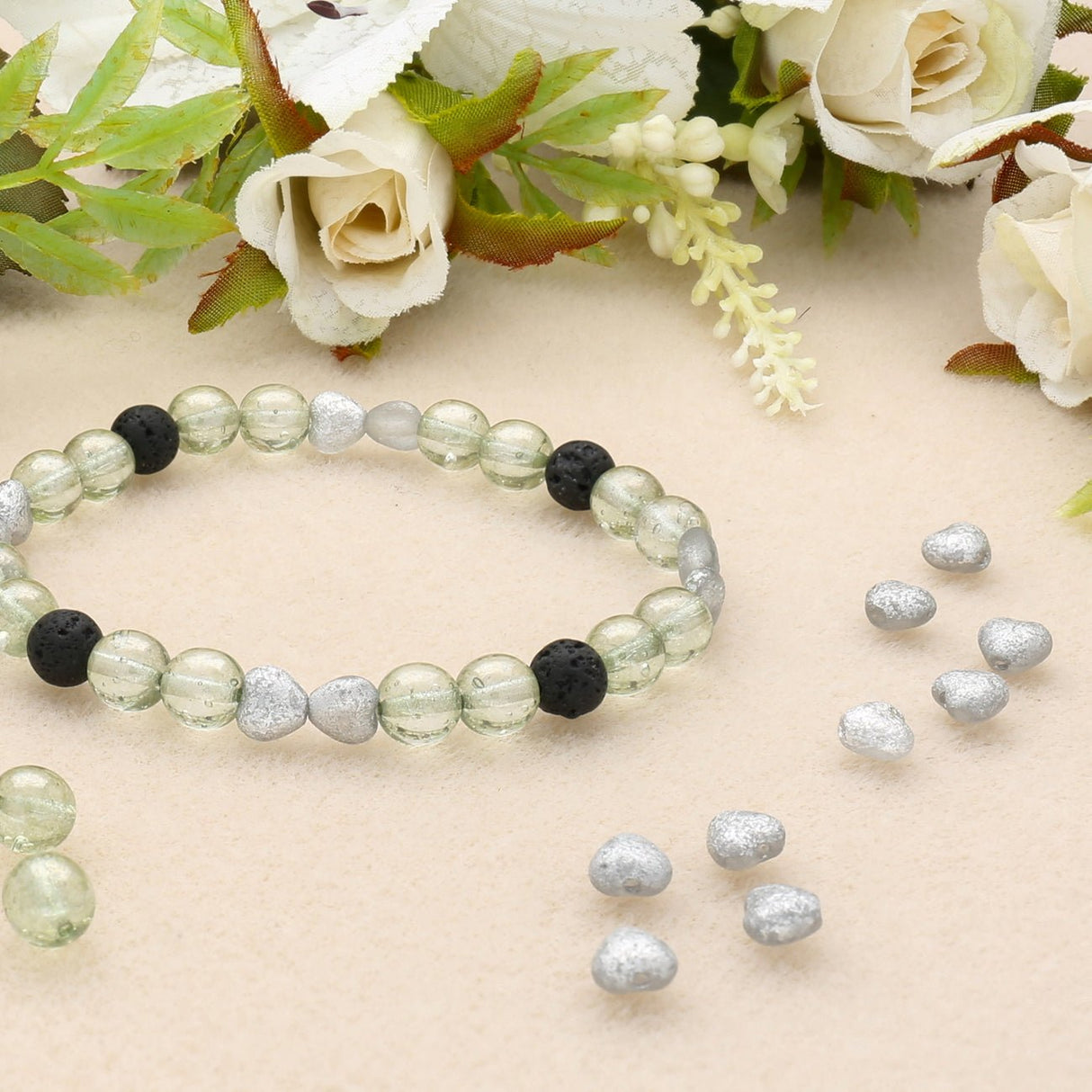 Recycelte Glasperlen "Hearts" - Rough Silver - PerlineBeads