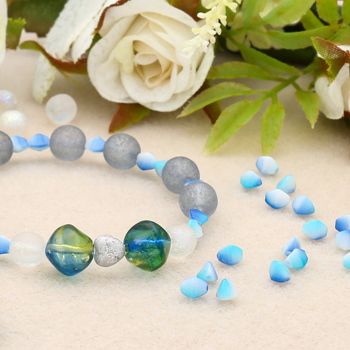 Recycelte Glasperlen "Tiny Bicone" - Blue and White - PerlineBeads