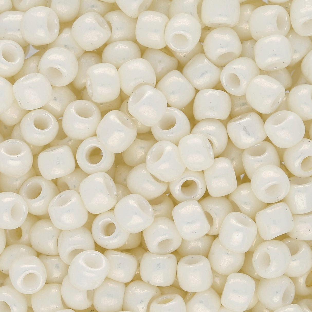 Rocailles-Perlen Toho 6/0 – Opaque-Lustered Navajo White - PerlineBeads