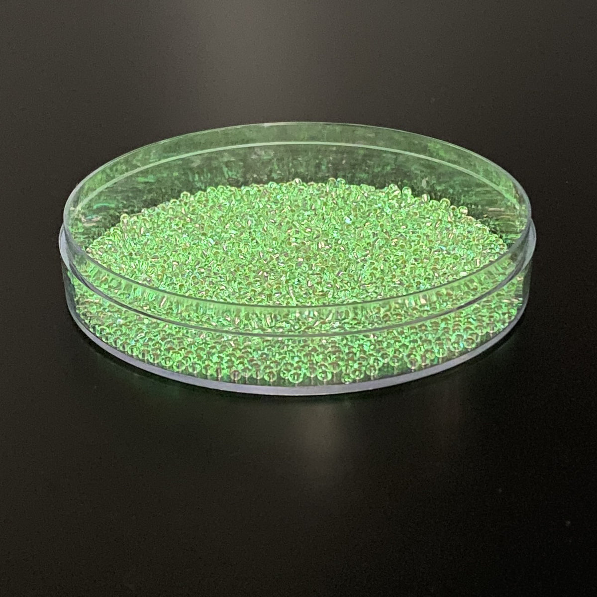 Rocailles-Perlen Toho 11/0 • Glow in the Dark • Silver-Lined Crystal/Glow Green