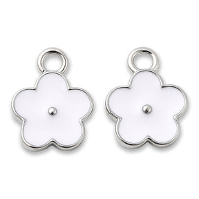 Blüten Charm Anhänger • platiniert • Emaille weiss • 9 x 11.5 mm - PerlineBeads SA