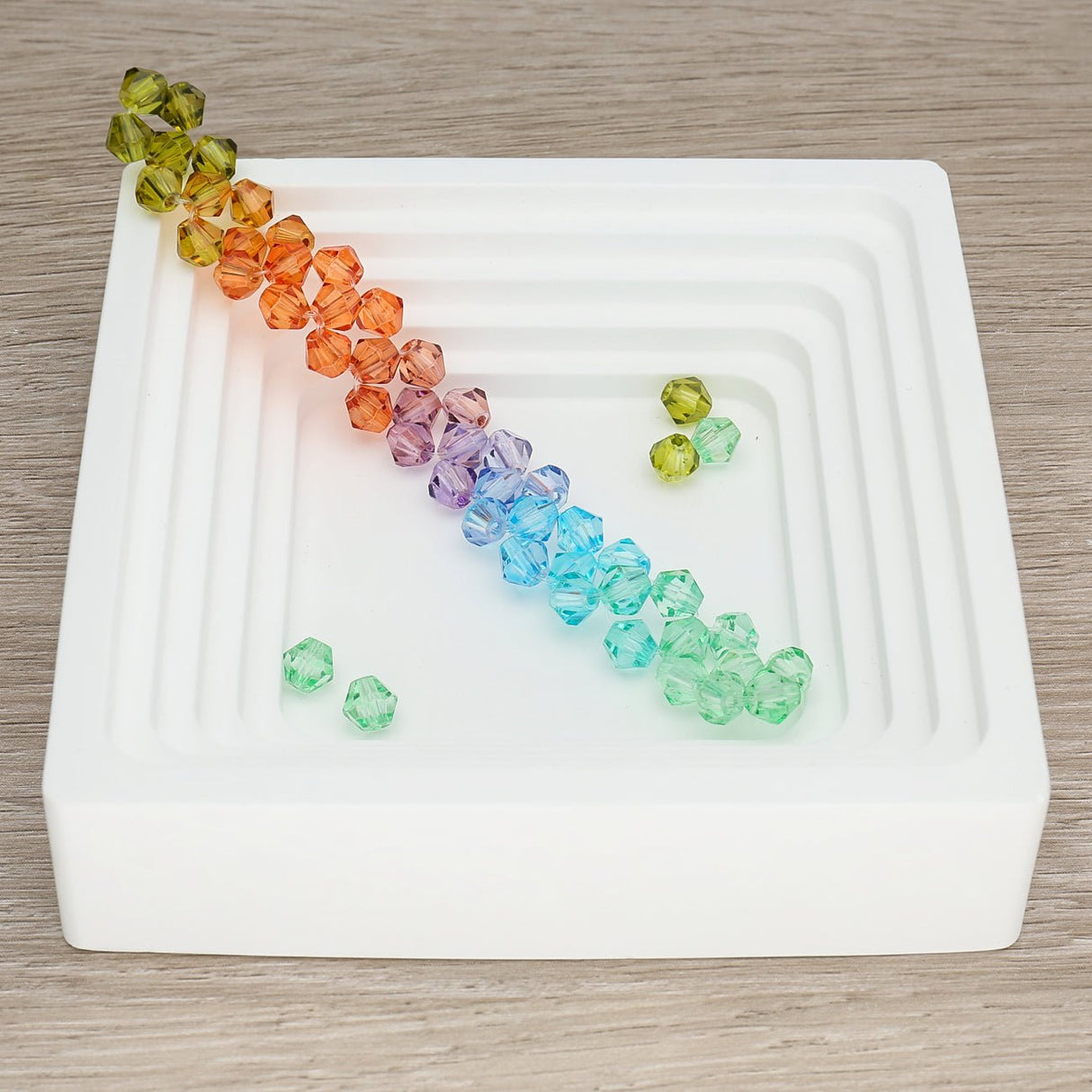 Doppelkegel aus Glas ⋅ 6 mm ⋅ Forest Rainbow - PerlineBeads SA