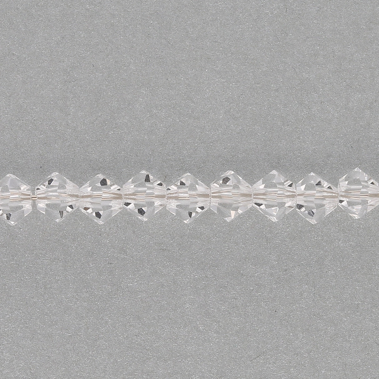 M.C. Doppelkegel 4 mm - Crystal - PerlineBeads SA