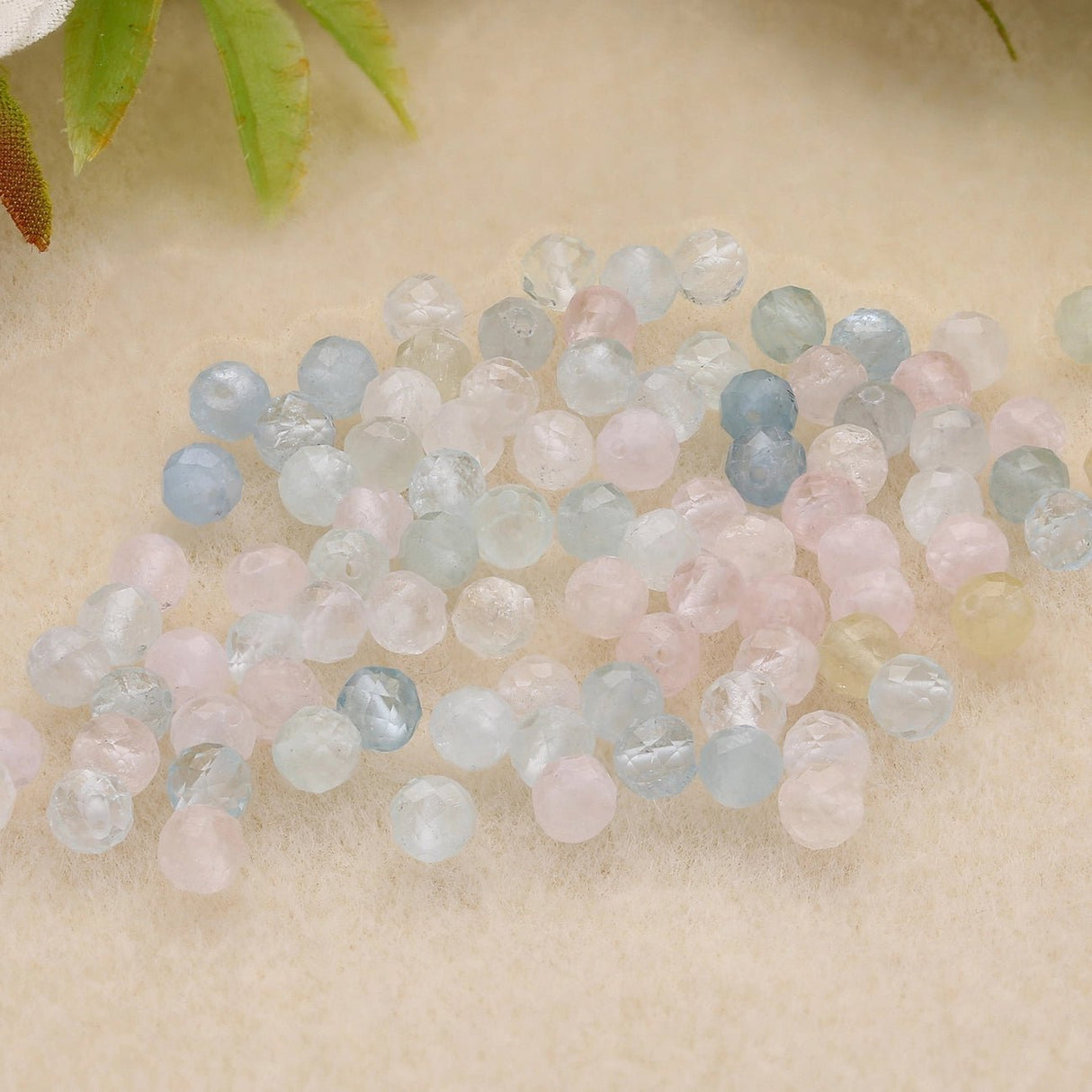 Morganit Perlen rund facettiert - 4 mm - PerlineBeads SA