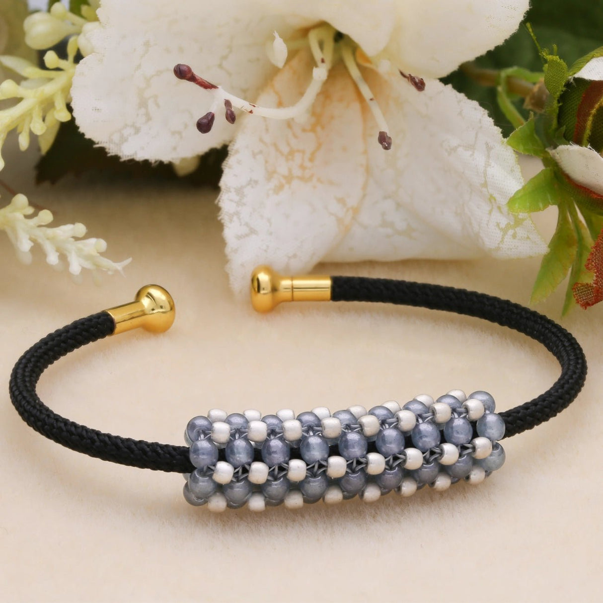 Offenes Armband aus geflochtenem Draht mit Schraubverschluss - PerlineBeads SA