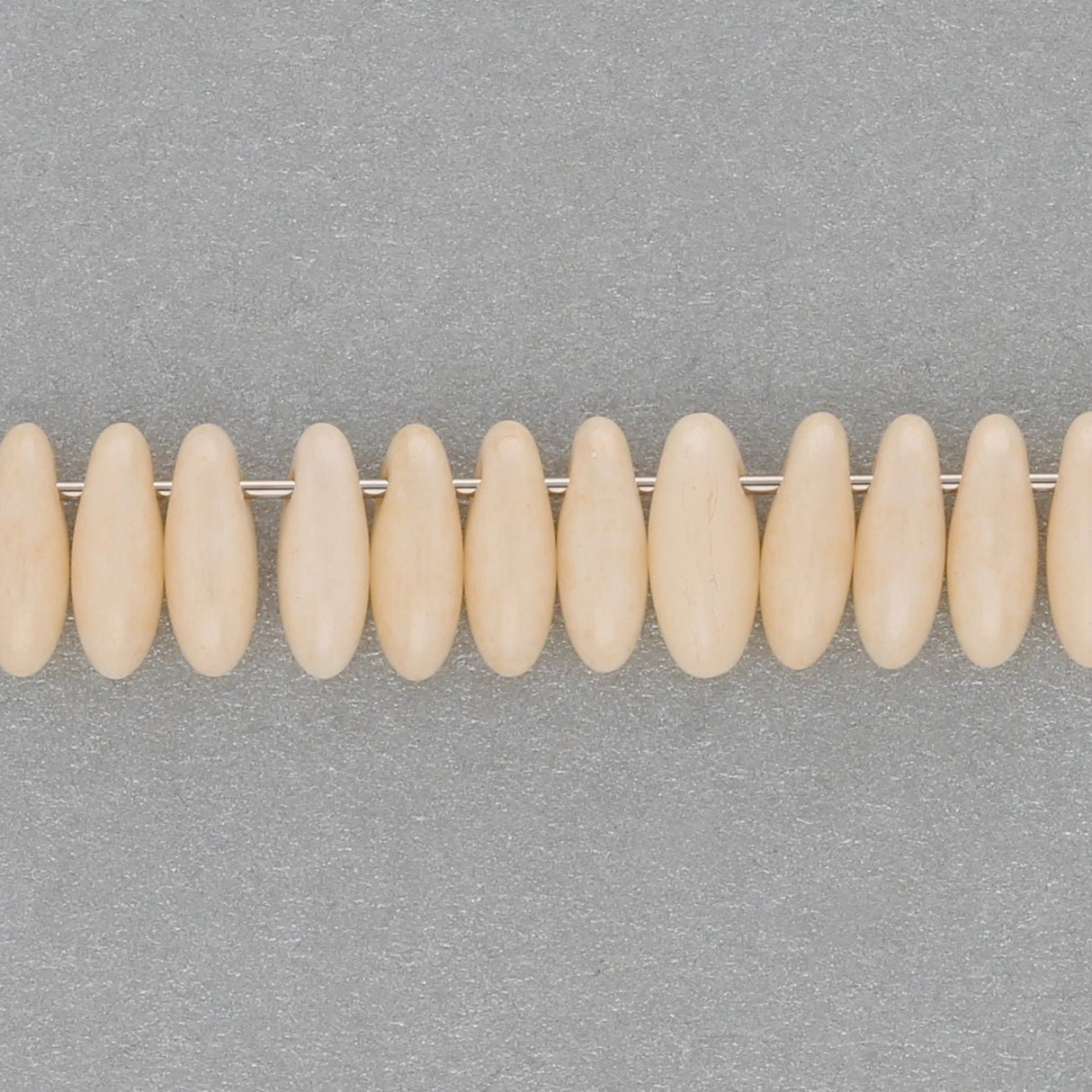 Rizo Glasperlen - 2,5 x 6 mm - Chalk White Champagne Luster - PerlineBeads SA