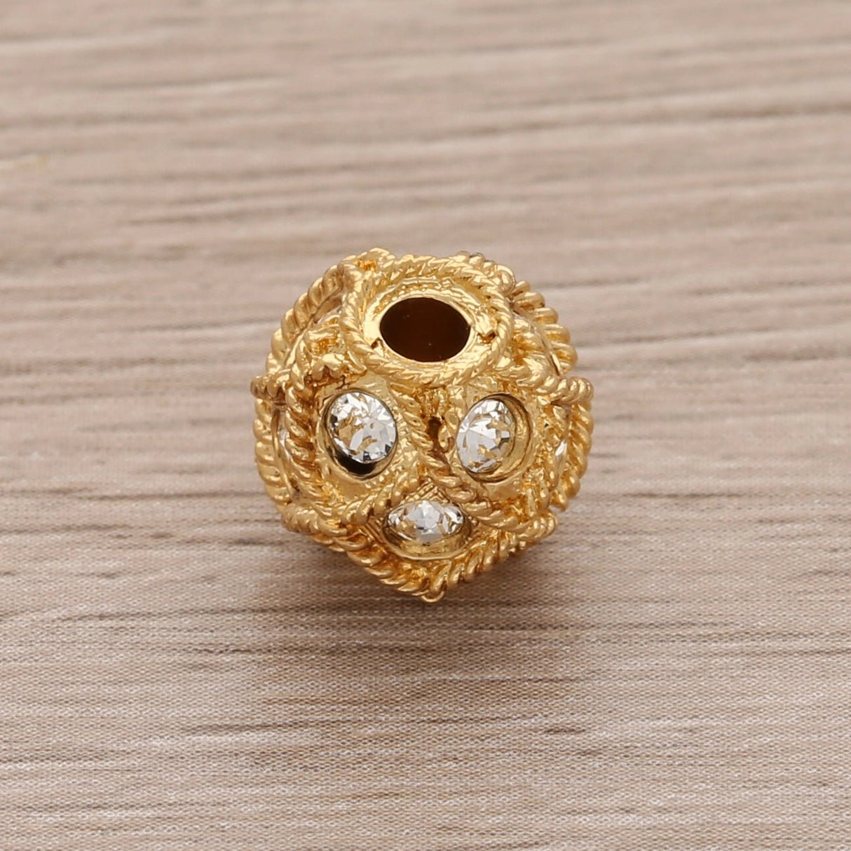 Runde Metallperle 10 mm vergoldet mit 15 Swarovski® Kristalle - PerlineBeads SA