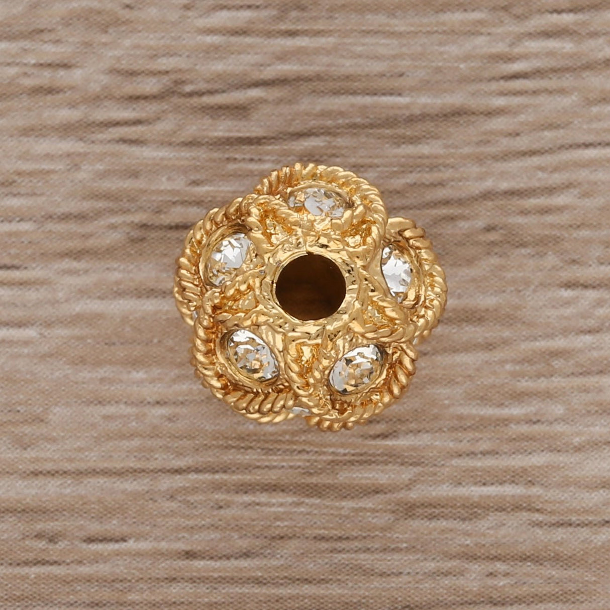 Runde Metallperle 10 mm vergoldet mit 15 Swarovski® Kristalle - PerlineBeads SA