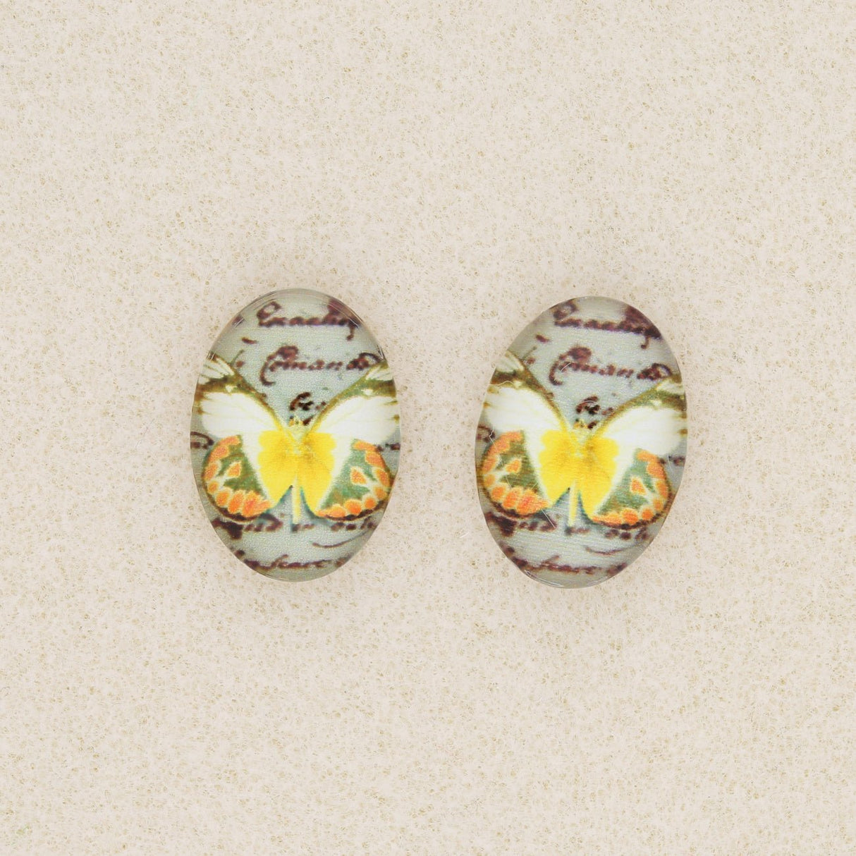 Cabochon aus Glas, oval , 18 x 13 mm, Motiv Schmetterling - PerlineBeads