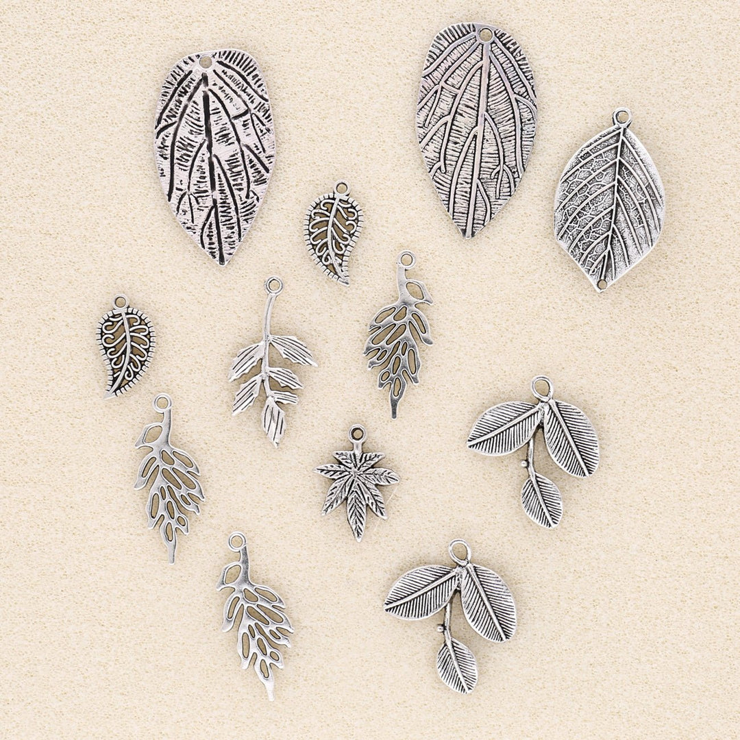 Charm-Anhänger Set mit 12 verschiedenen Blättern – Farbe Antik Silber - PerlineBeads