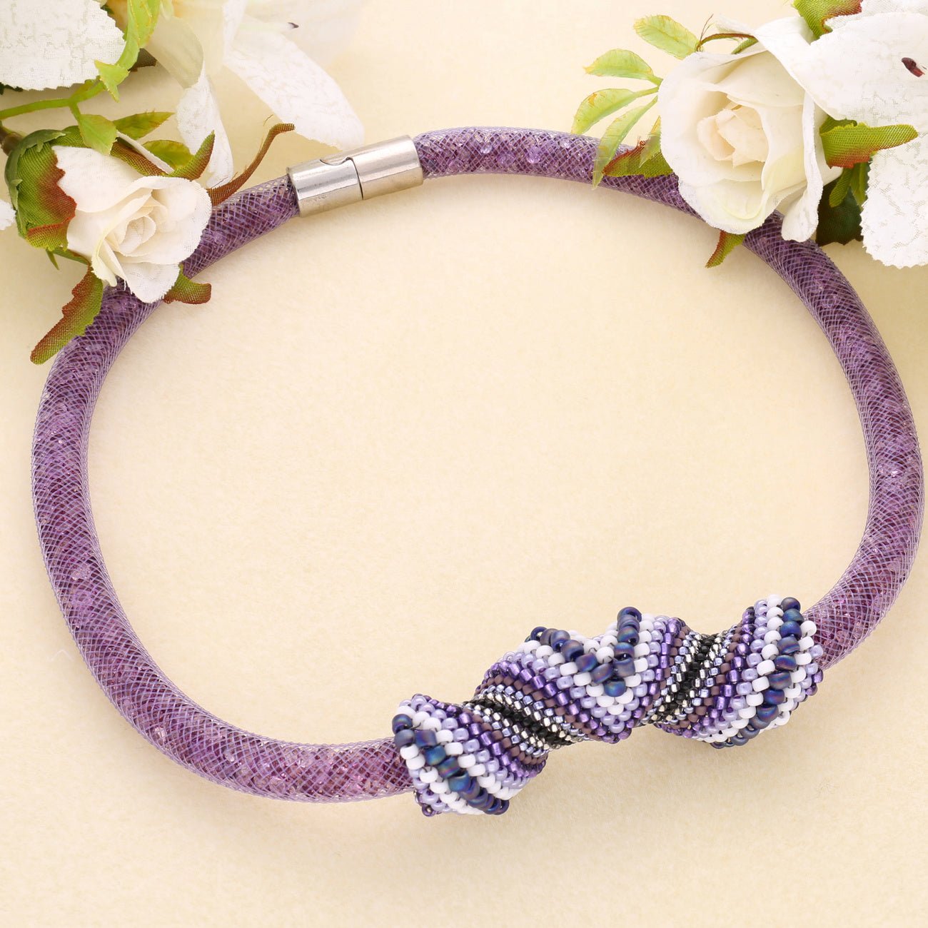 Halskette, röhrenförmig mit funkelnden Kristallen – Farbe Amethyst - PerlineBeads