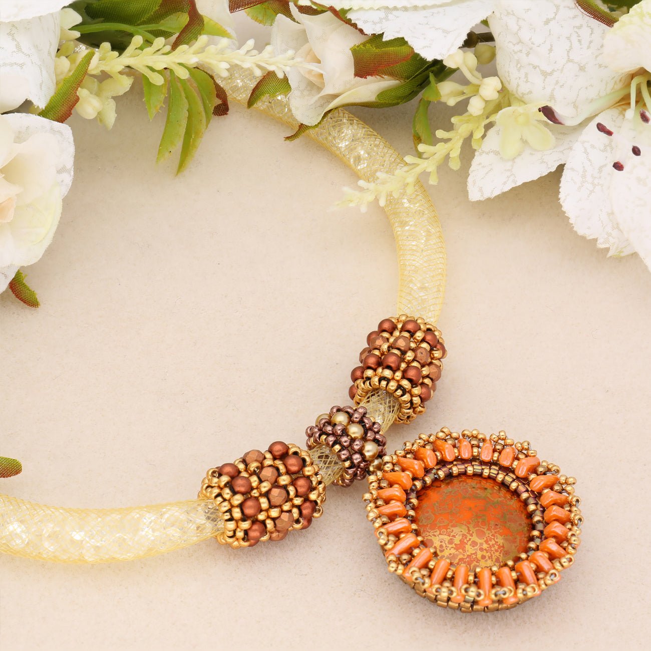 Halskette. röhrenförmig mit funkelnden Kristallen – Farbe Beige - PerlineBeads