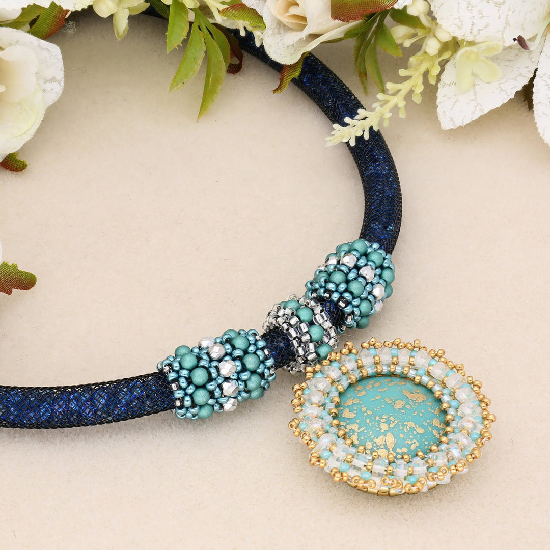 Halskette, röhrenförmig mit funkelnden Kristallen – Farbe Cobalt - PerlineBeads