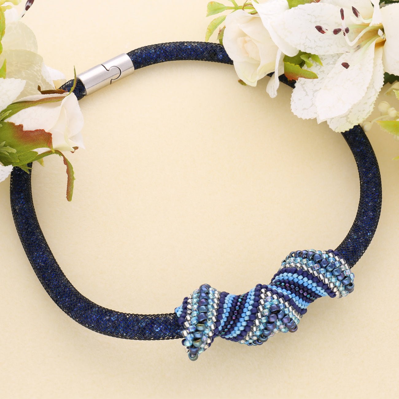 Halskette, röhrenförmig mit funkelnden Kristallen – Farbe Cobalt - PerlineBeads