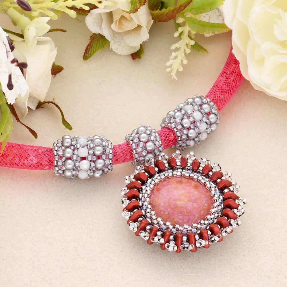 Halskette, röhrenförmig mit funkelnden Kristallen – Farbe Pink - PerlineBeads