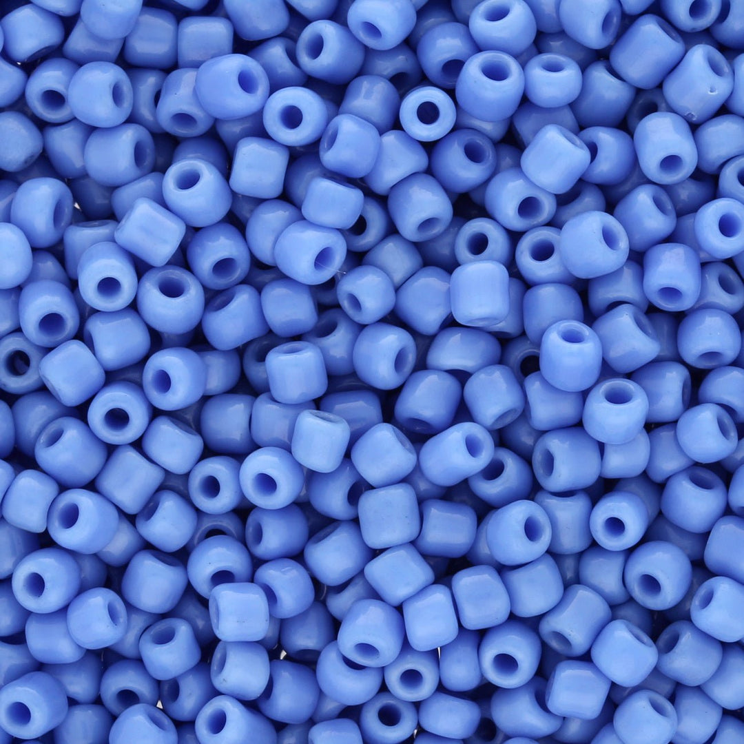 Rocailles Glasperlen 3 mm unregelmässige Grösse – Opaque Cornflower Blue - PerlineBeads