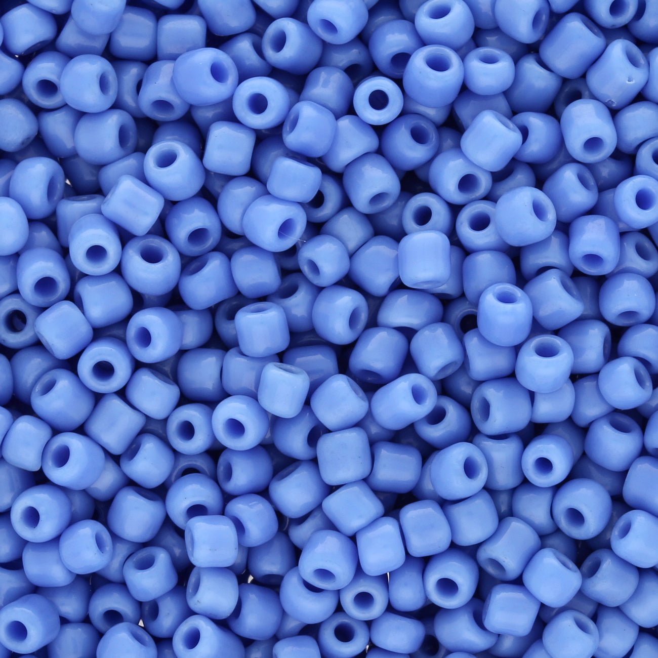 Rocailles Glasperlen 3 mm unregelmässige Grösse – Opaque Cornflower Blue - PerlineBeads