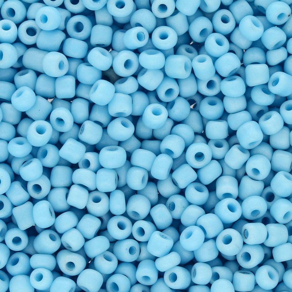 Rocailles Glasperlen 3 mm unregelmässige Grösse – Opaque Light Sky Blue - PerlineBeads