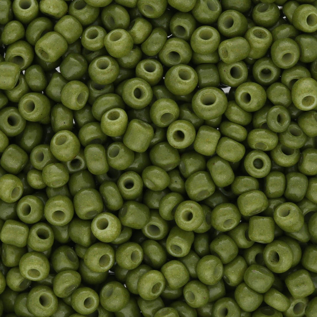 Rocailles Glasperlen 3 mm unregelmässige Grösse – Opaque Olive Green - PerlineBeads