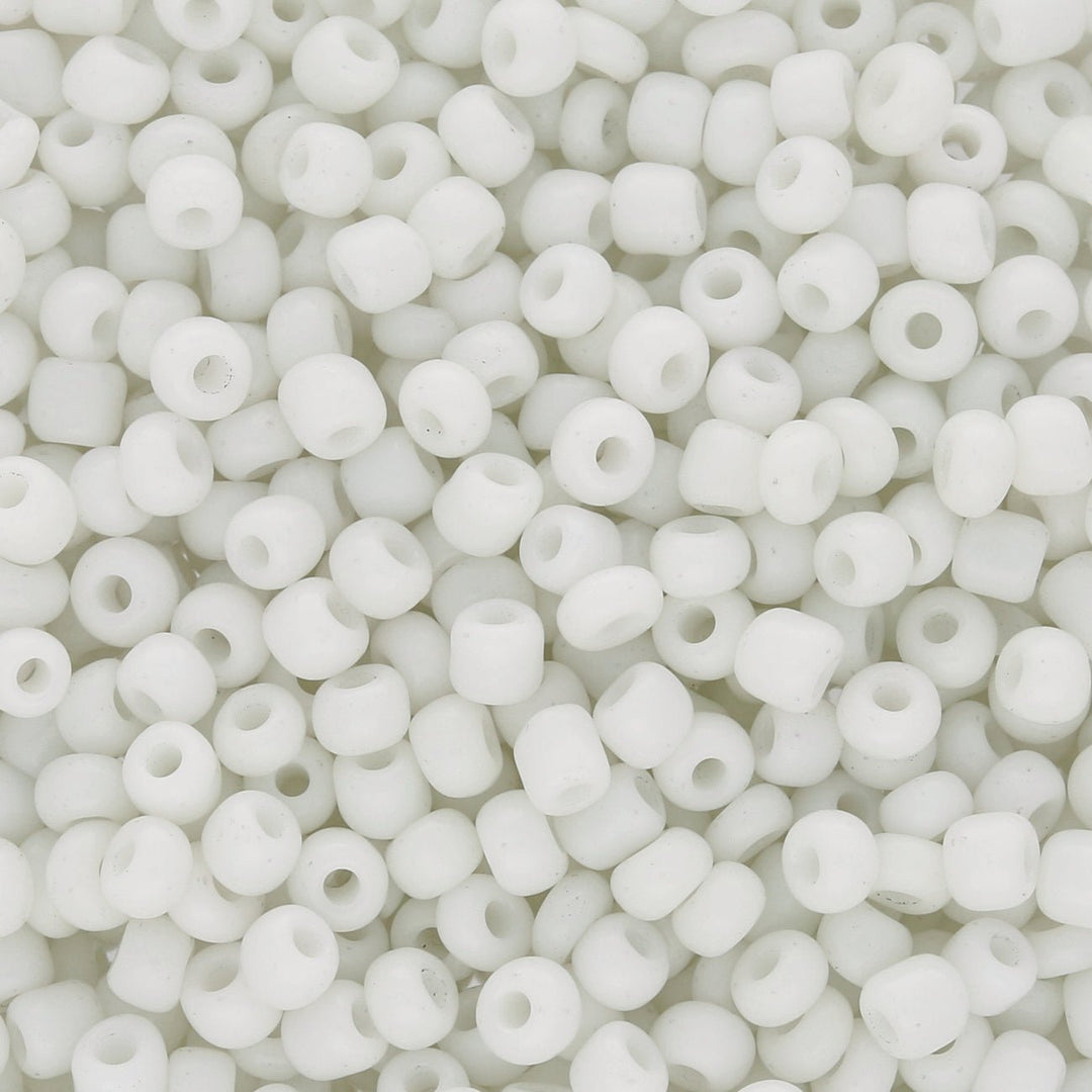 Rocailles Glasperlen 3 mm unregelmässige Grösse – Opaque White - PerlineBeads