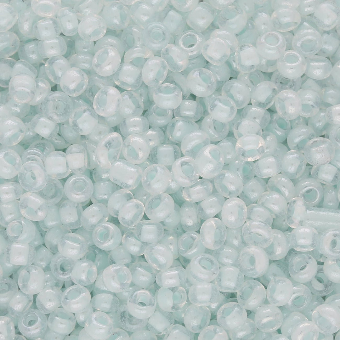 Rocailles Glasperlen 3 mm unregelmässige Grösse – Transp. inside Luster Light Cyan - PerlineBeads