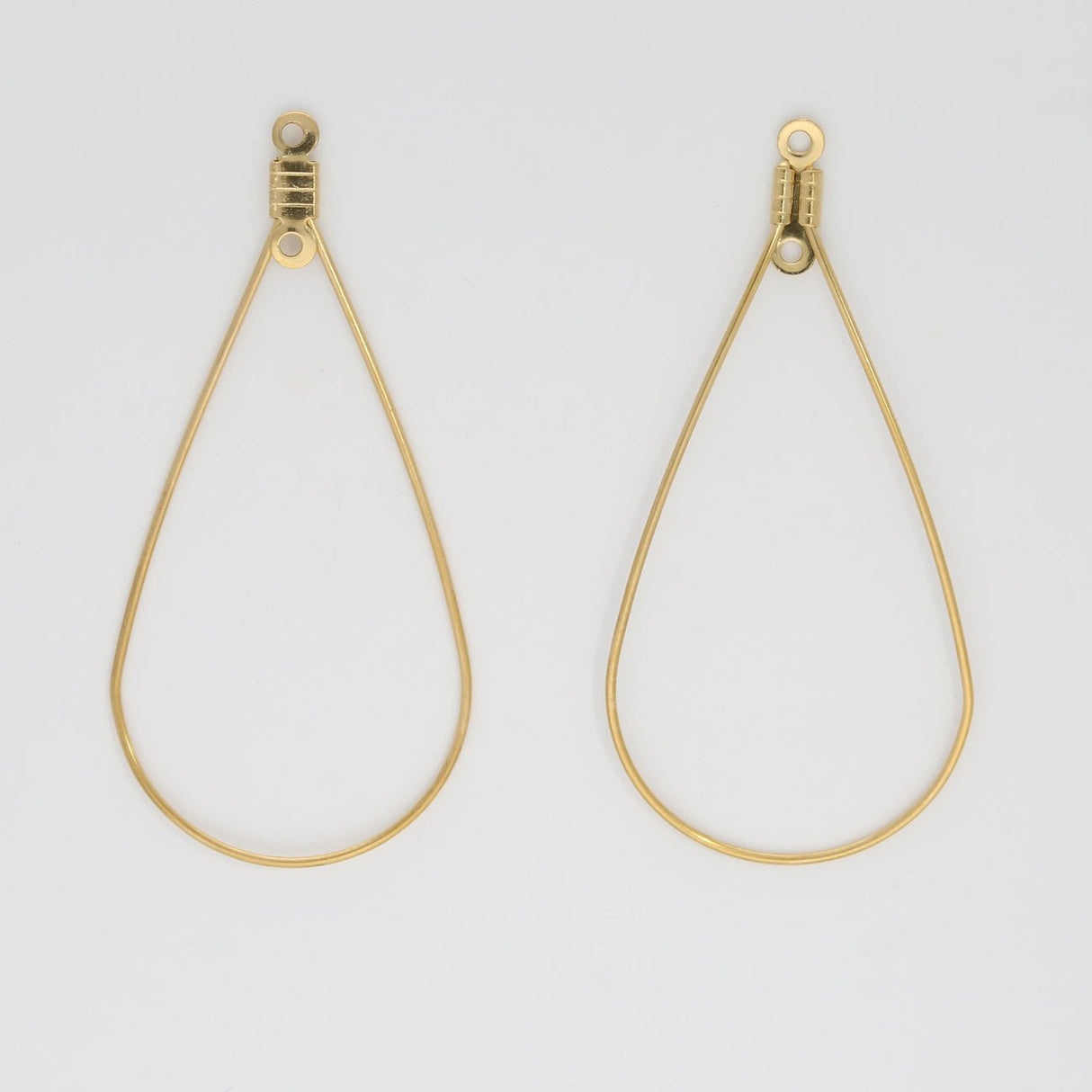 Tropfenförmige Ohrringe aus Edelstahl - Goldfarbe - PerlineBeads