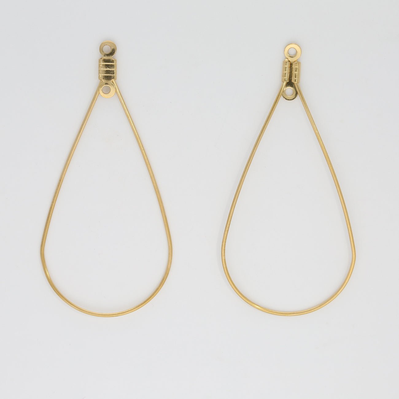 Tropfenförmige Ohrringe aus Edelstahl - Goldfarbe - PerlineBeads